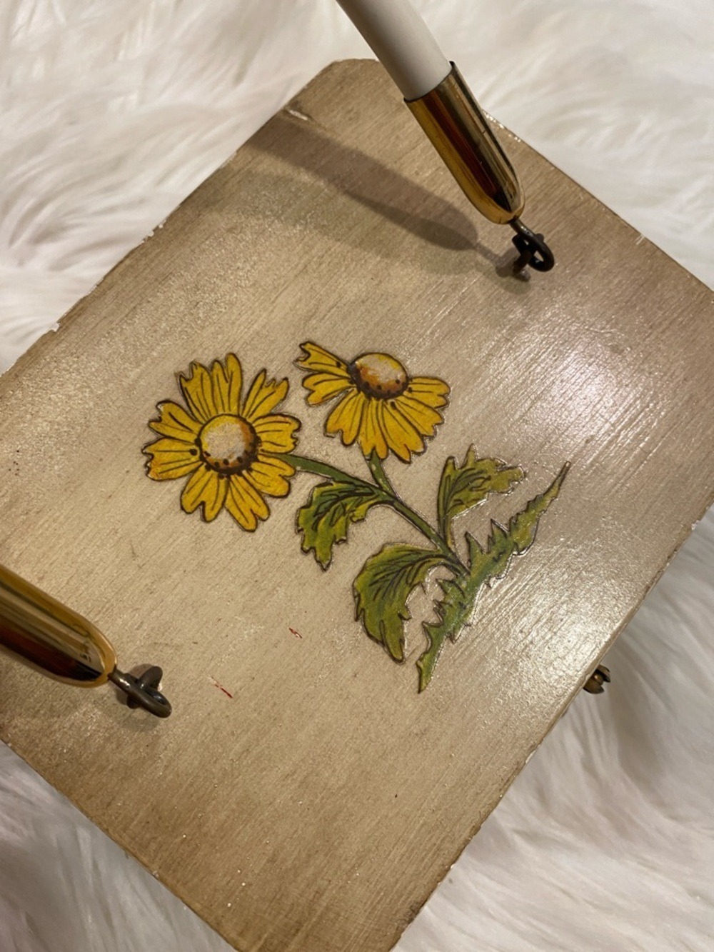 Vintage Cream Floral wooden Box Handbag with Daisy Motif - Picture 3 of 11